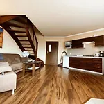 Comfortable Homes, Pool, Sauna, Jacuzzi 펜션