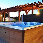 펜션 Comfortable Homes, Pool, Sauna, Jacuzzi